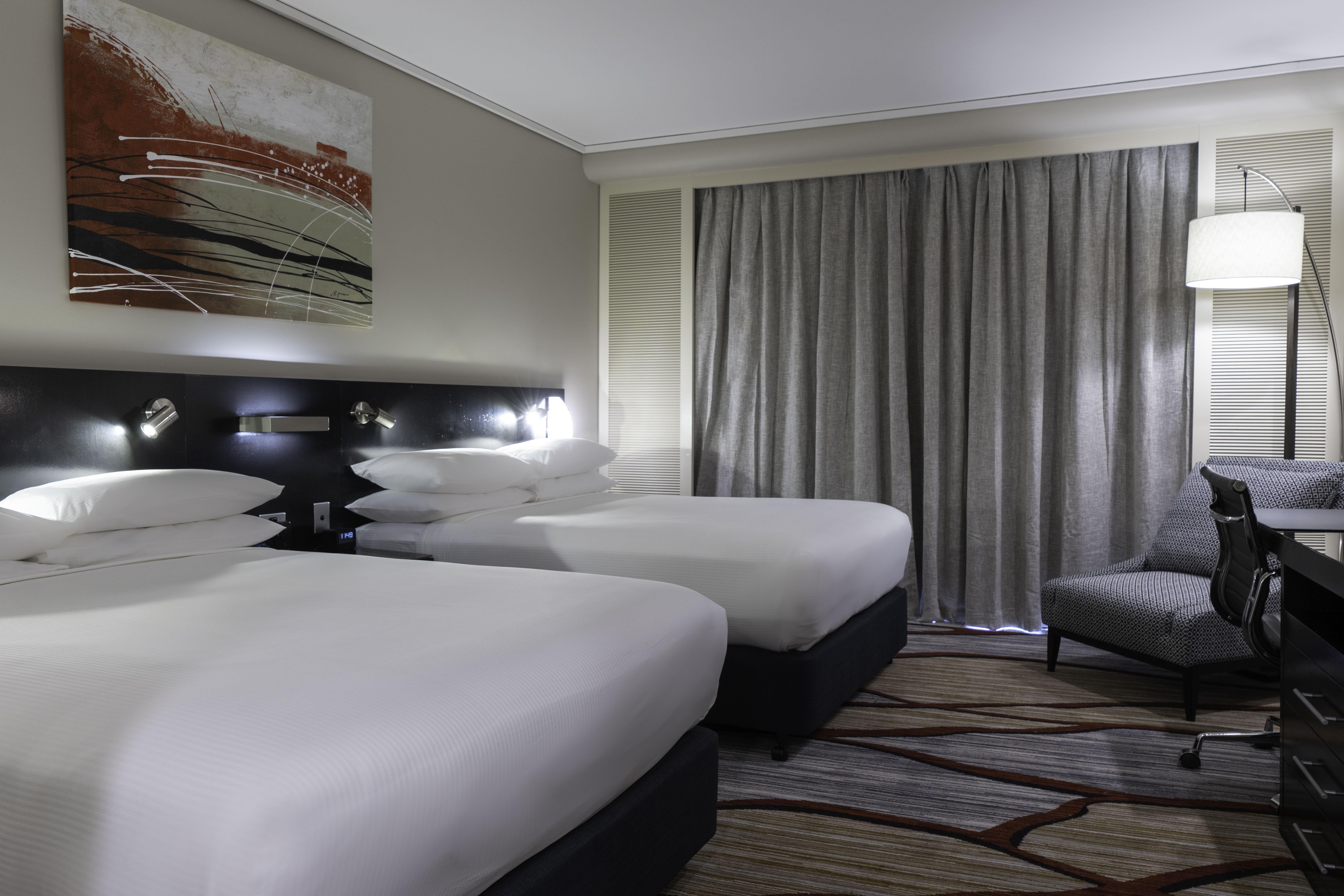 Отель Hilton Кэрнс Экстерьер фото A room at the hotel